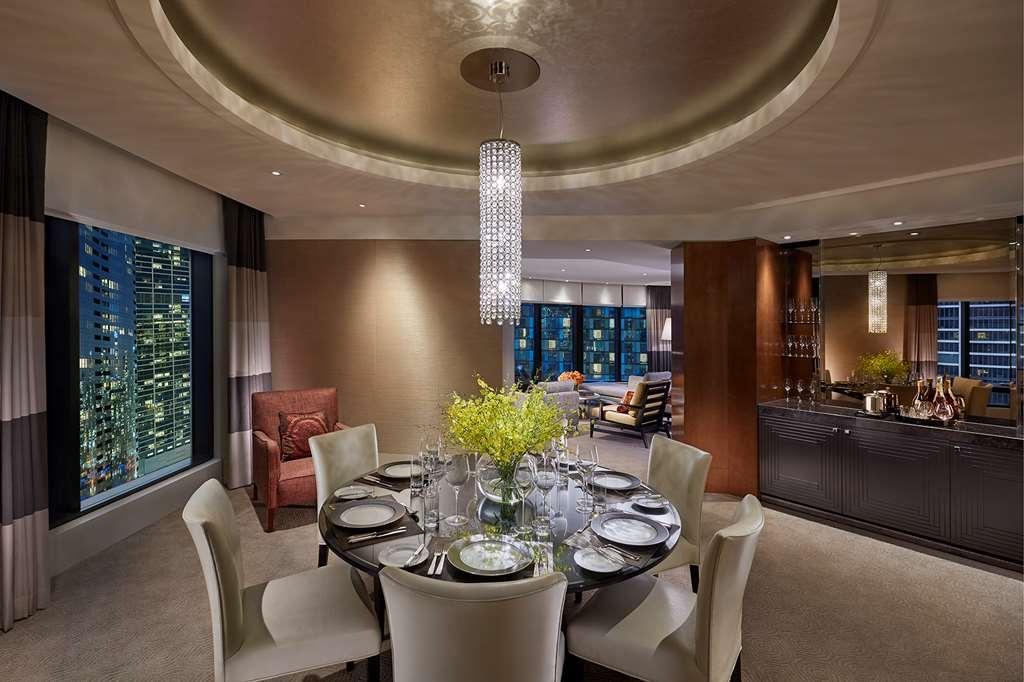 فندق Crown Towers ملبورن الغرفة الصورة The dining room of a suite at the Ritz-Carlton, Singapore