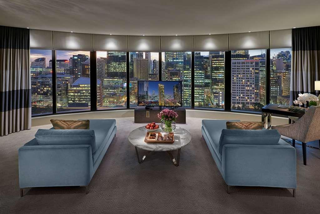 فندق Crown Towers ملبورن الغرفة الصورة The living room of a typical apartment
