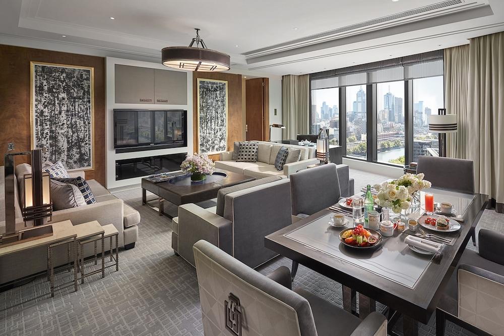 فندق Crown Towers ملبورن المظهر الخارجي الصورة The living room of a suite at The Hari