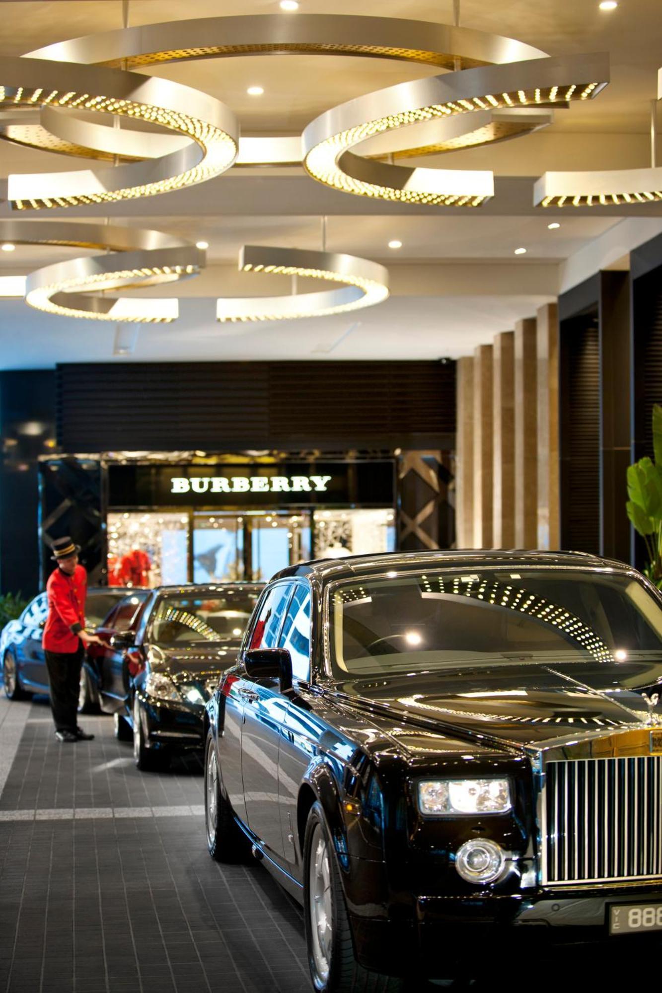 فندق Crown Towers ملبورن المظهر الخارجي الصورة A Burberry store in Hong Kong