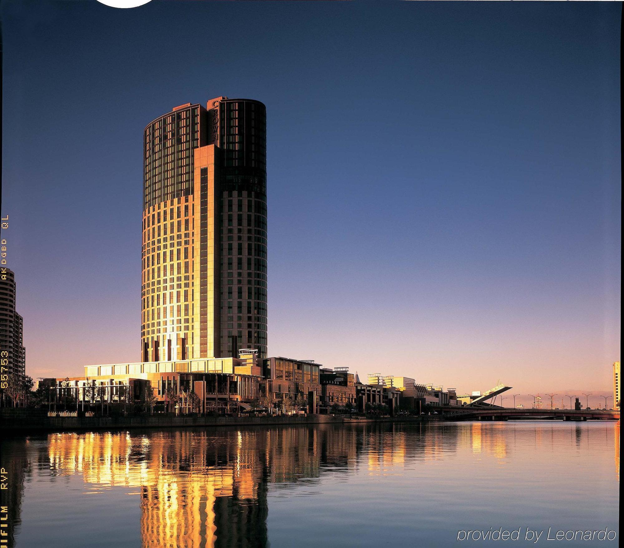 فندق Crown Towers ملبورن المظهر الخارجي الصورة The Crown Towers at dusk