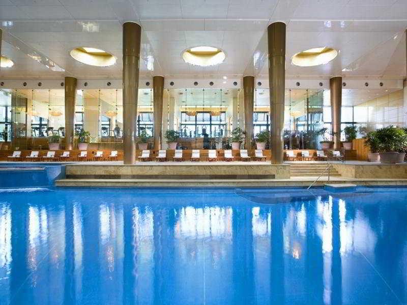 فندق Crown Towers ملبورن المظهر الخارجي الصورة The pool at the InterContinental
