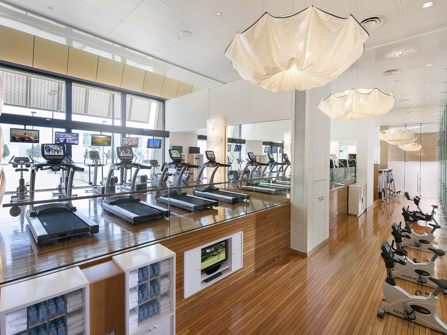فندق Crown Towers ملبورن المظهر الخارجي الصورة The gym at the Four Seasons Hotel, Hong Kong