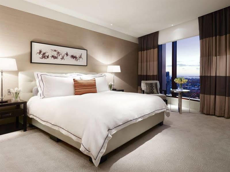 فندق Crown Towers ملبورن المظهر الخارجي الصورة A bedroom at The Ritz-Carlton, Downtown, Los Angeles